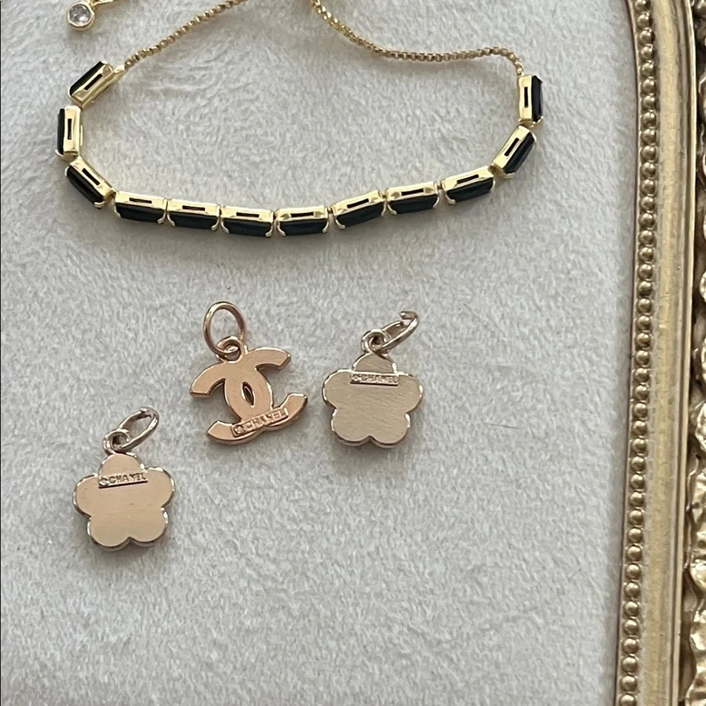 CHANEL Gold and Black mini charms - Picture 3 of 3